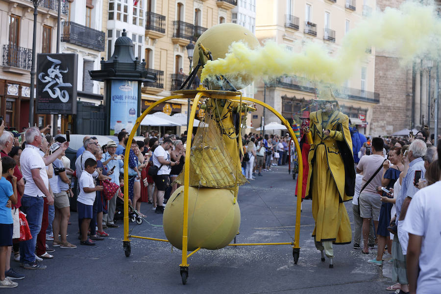 Conciertos, pirotecnia, toros, tradiciones y Fallas. Comienza en Valencia un mes de diversión para todos los públicos y bolsillos. El pasacalle inaugural ha dado el pistoletazo de salida a la Gran Fira de Valencia 2019. 