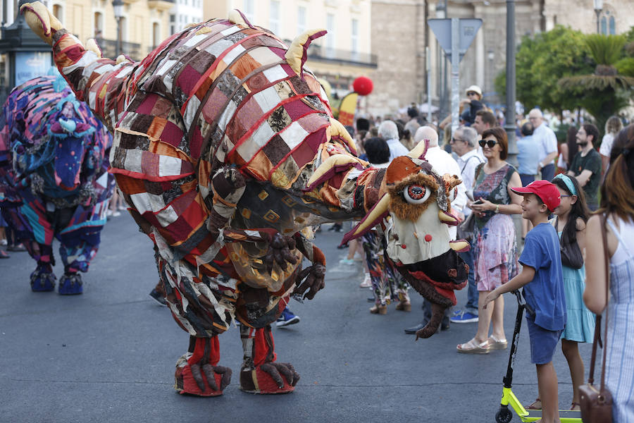 Conciertos, pirotecnia, toros, tradiciones y Fallas. Comienza en Valencia un mes de diversión para todos los públicos y bolsillos. El pasacalle inaugural ha dado el pistoletazo de salida a la Gran Fira de Valencia 2019. 