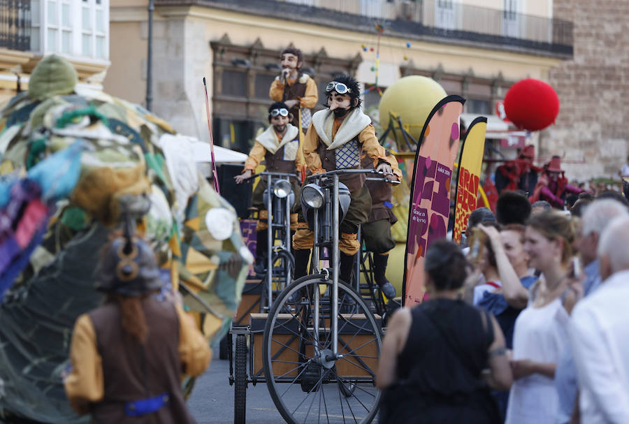 Conciertos, pirotecnia, toros, tradiciones y Fallas. Comienza en Valencia un mes de diversión para todos los públicos y bolsillos. El pasacalle inaugural ha dado el pistoletazo de salida a la Gran Fira de Valencia 2019. 