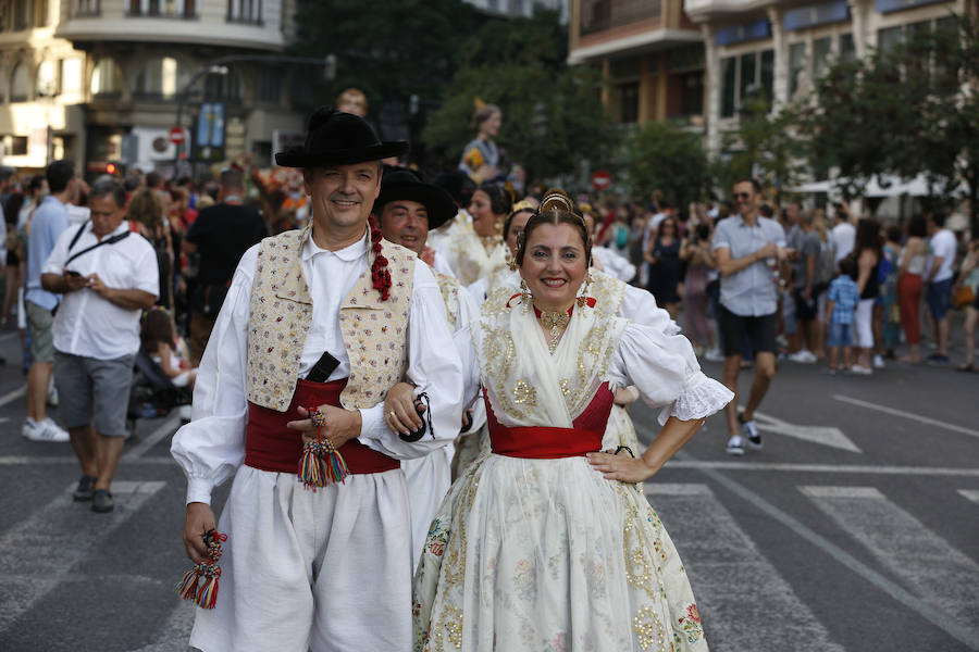 Conciertos, pirotecnia, toros, tradiciones y Fallas. Comienza en Valencia un mes de diversión para todos los públicos y bolsillos. El pasacalle inaugural ha dado el pistoletazo de salida a la Gran Fira de Valencia 2019. 