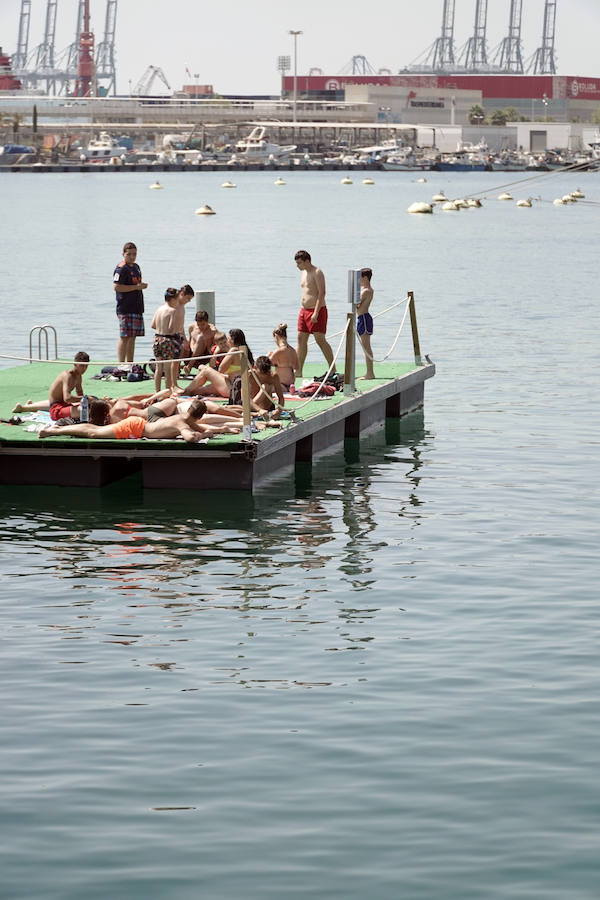 La nueva piscina natural de La Marina se ha convertido ya en la atracción de ocio de Valencia de moda este verano. Los valencianos han aprovechado este fin de semana de calor intenso para remojarse en las aguas del puerto. 