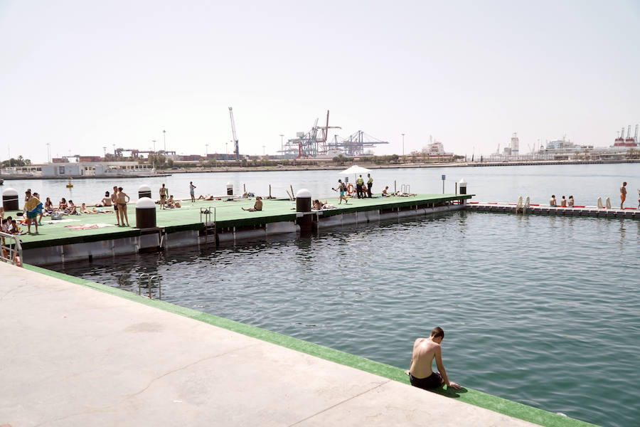 La nueva piscina natural de La Marina se ha convertido ya en la atracción de ocio de Valencia de moda este verano. Los valencianos han aprovechado este fin de semana de calor intenso para remojarse en las aguas del puerto. 