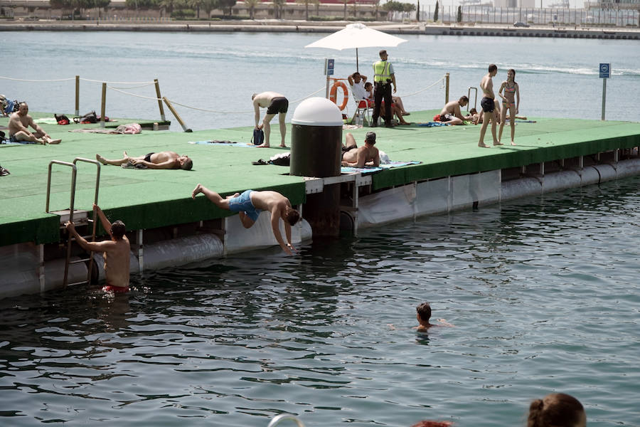 La nueva piscina natural de La Marina se ha convertido ya en la atracción de ocio de Valencia de moda este verano. Los valencianos han aprovechado este fin de semana de calor intenso para remojarse en las aguas del puerto. 