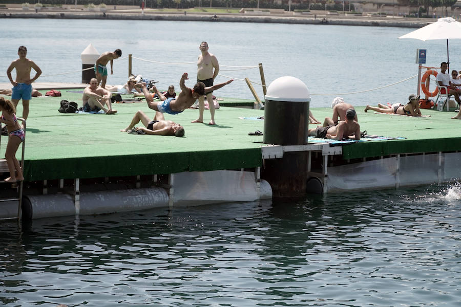 La nueva piscina natural de La Marina se ha convertido ya en la atracción de ocio de Valencia de moda este verano. Los valencianos han aprovechado este fin de semana de calor intenso para remojarse en las aguas del puerto. 