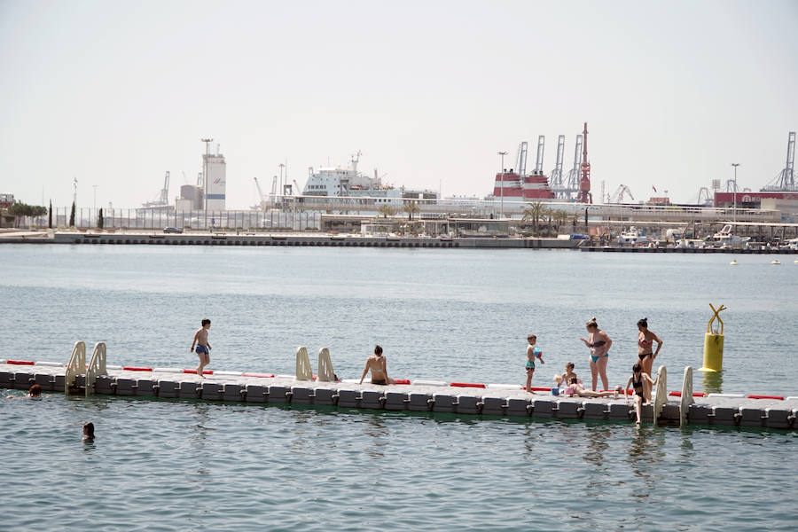 La nueva piscina natural de La Marina se ha convertido ya en la atracción de ocio de Valencia de moda este verano. Los valencianos han aprovechado este fin de semana de calor intenso para remojarse en las aguas del puerto. 