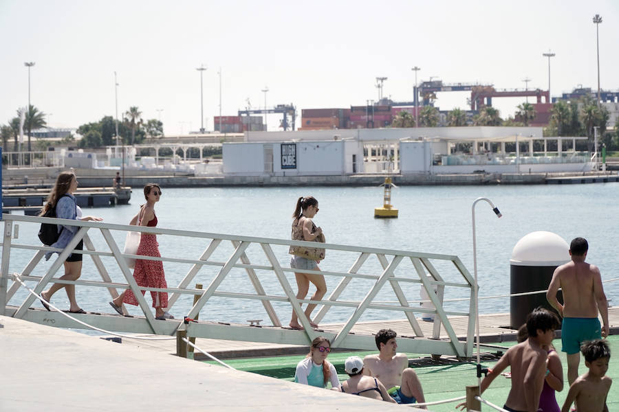 La nueva piscina natural de La Marina se ha convertido ya en la atracción de ocio de Valencia de moda este verano. Los valencianos han aprovechado este fin de semana de calor intenso para remojarse en las aguas del puerto. 