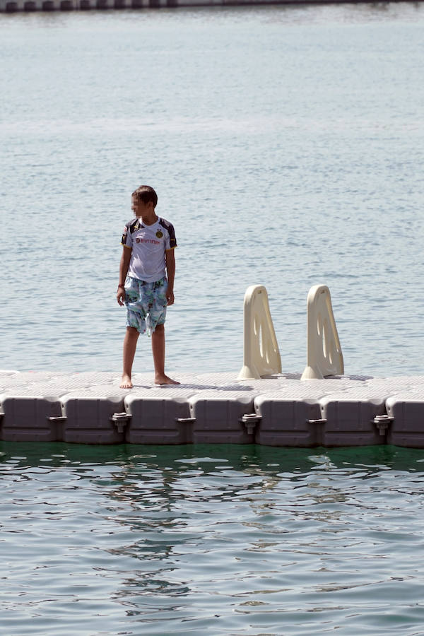 La nueva piscina natural de La Marina se ha convertido ya en la atracción de ocio de Valencia de moda este verano. Los valencianos han aprovechado este fin de semana de calor intenso para remojarse en las aguas del puerto. 