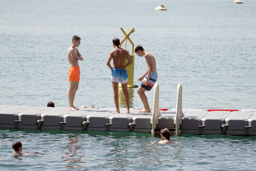 La nueva piscina natural de La Marina se ha convertido ya en la atracción de ocio de Valencia de moda este verano. Los valencianos han aprovechado este fin de semana de calor intenso para remojarse en las aguas del puerto. 