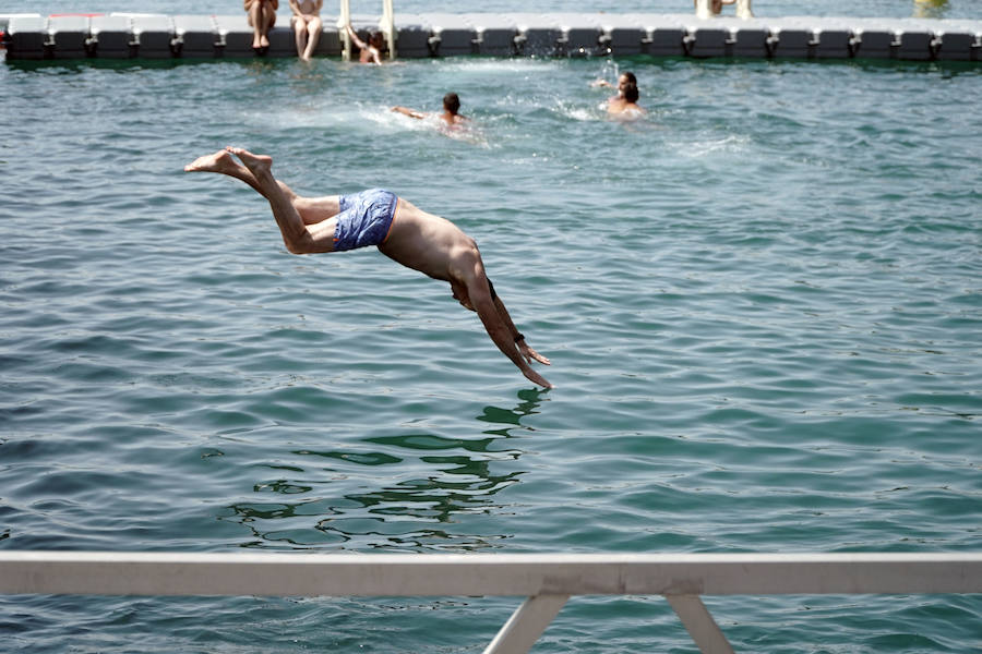 La nueva piscina natural de La Marina se ha convertido ya en la atracción de ocio de Valencia de moda este verano. Los valencianos han aprovechado este fin de semana de calor intenso para remojarse en las aguas del puerto. 