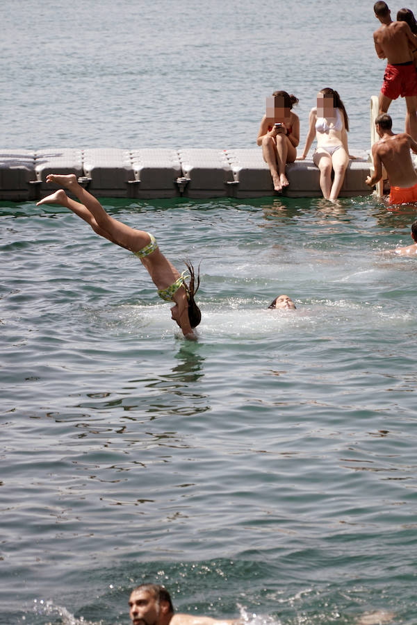 La nueva piscina natural de La Marina se ha convertido ya en la atracción de ocio de Valencia de moda este verano. Los valencianos han aprovechado este fin de semana de calor intenso para remojarse en las aguas del puerto. 