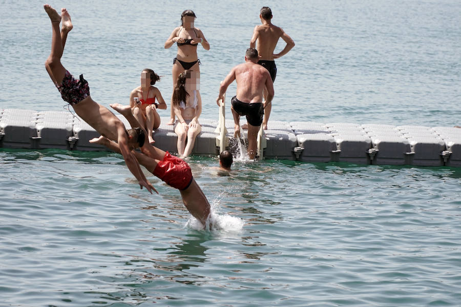 La nueva piscina natural de La Marina se ha convertido ya en la atracción de ocio de Valencia de moda este verano. Los valencianos han aprovechado este fin de semana de calor intenso para remojarse en las aguas del puerto. 