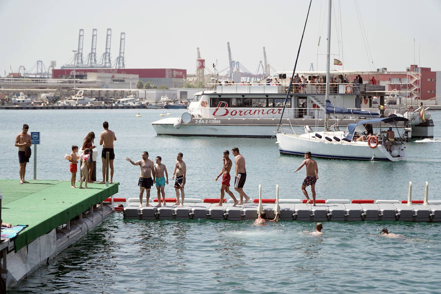 La nueva piscina natural de La Marina se ha convertido ya en la atracción de ocio de Valencia de moda este verano. Los valencianos han aprovechado este fin de semana de calor intenso para remojarse en las aguas del puerto. 