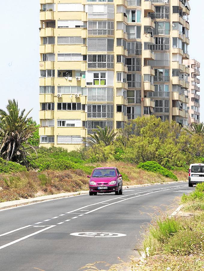 Imagen secundaria 2 - 1.Posta vacía en una de las playas. 2.Basura sin recoger junto a un edificio. 3.Vegetación junto a una de las torres.