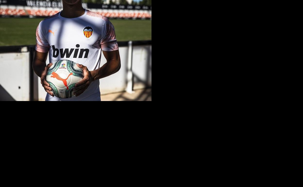 Imagen publicada por el Valencia CF con la camiseta de entrenamiento.