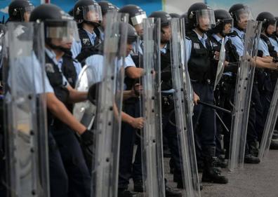 Imagen secundaria 1 - Batalla campal en el Parlamento de Hong Kong