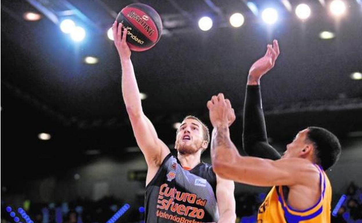 Matt Thomas culmina una penetración ante el Gran Canaria. 