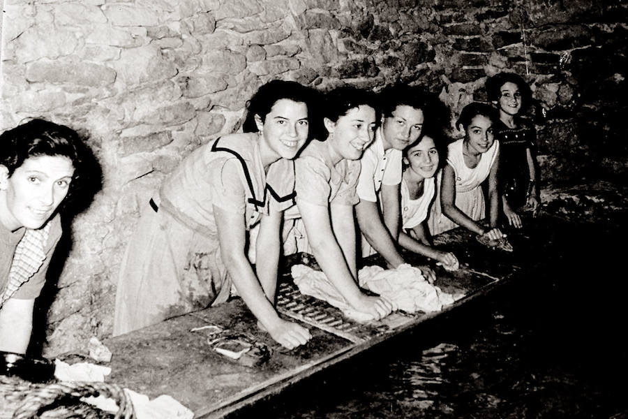 Un grupo de mujeres en el antiguo lavadero del pueblo, a finales de los años cuarenta.