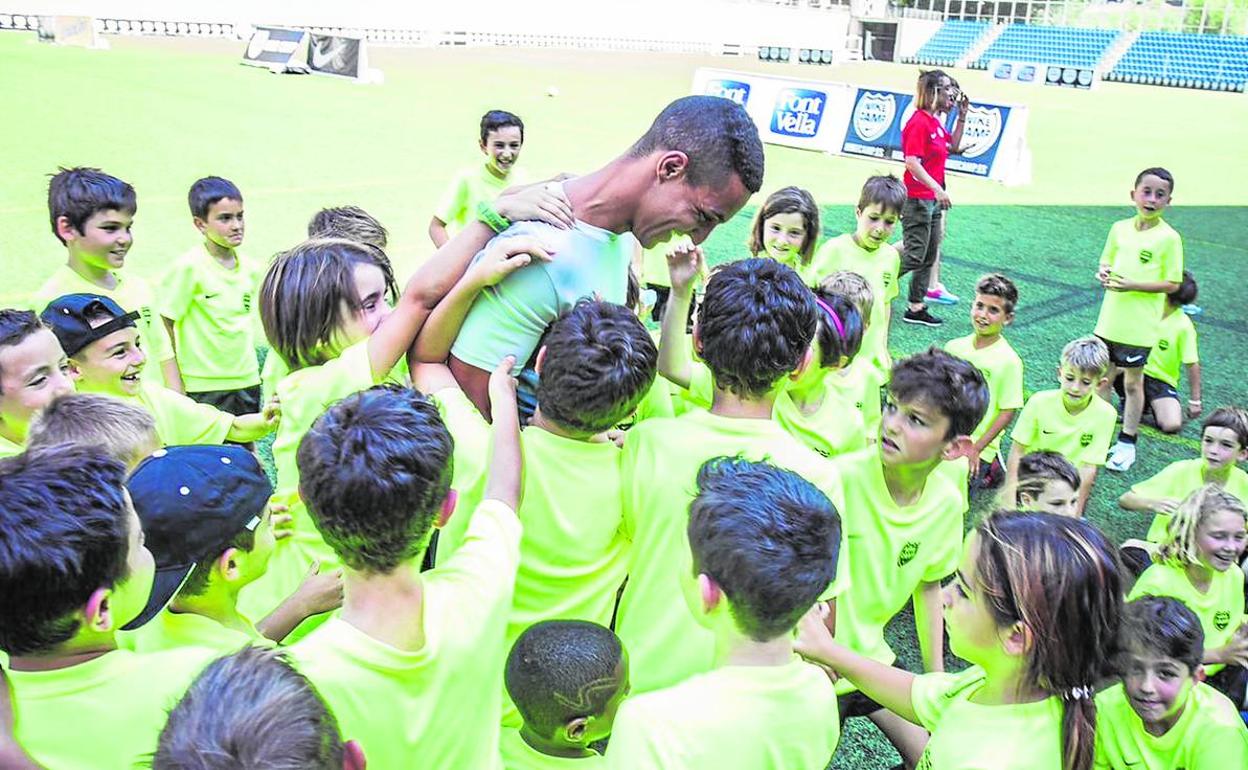 Rodrigo, ayer rodeado de niños que participan en el Campus.