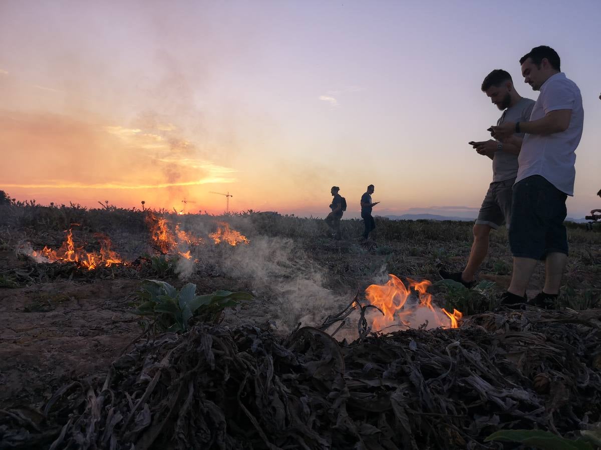 El cocinero Ricard Camarena participó este martes en la recuperación de la tradicional quema de los restos de la cosecha de la alcachofa en la huerta de Albalat dels Sorells. La 'Nit de la terra' fue la celebración del matrimonio entre el campo y la cocina.