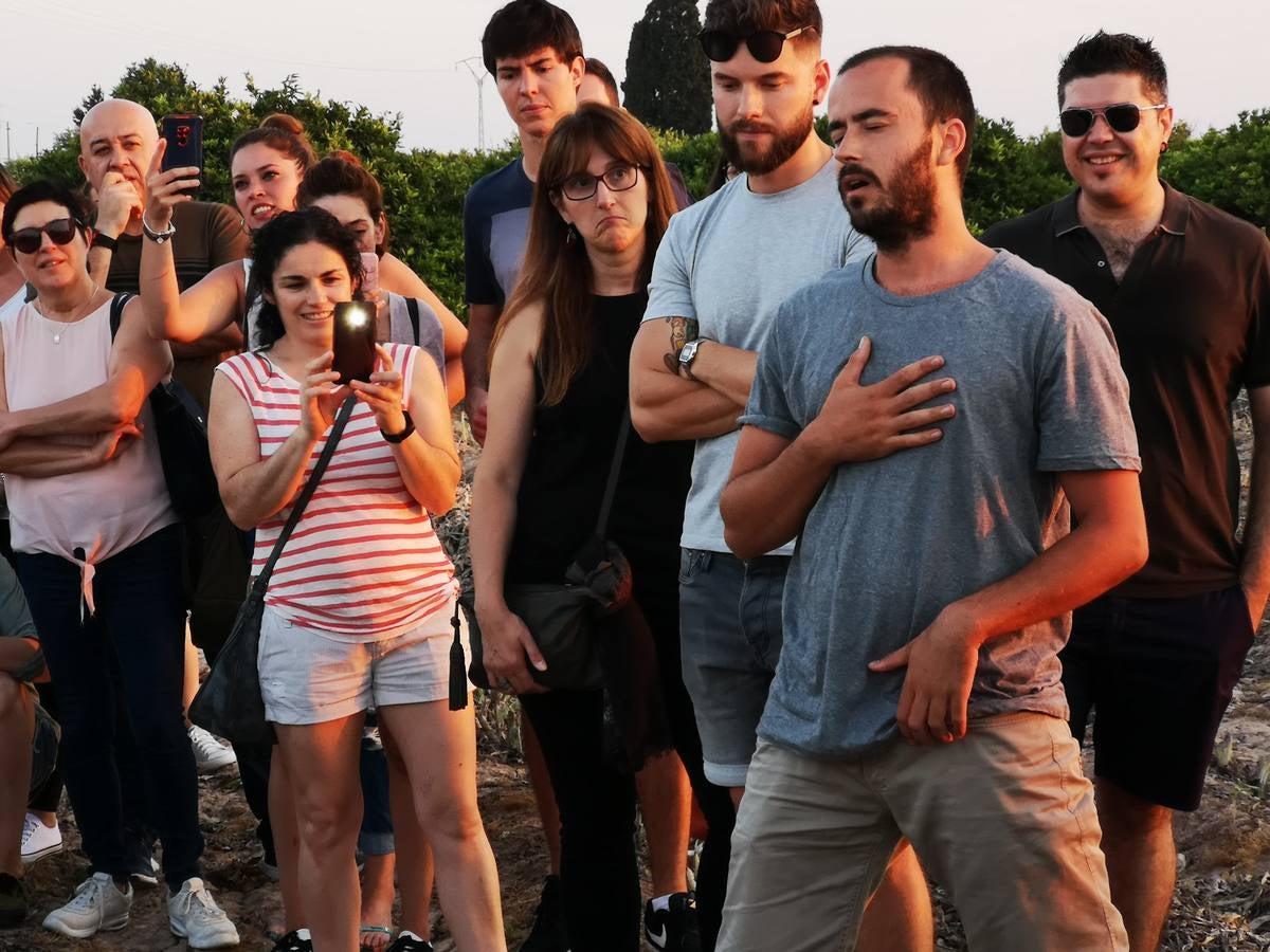 El cocinero Ricard Camarena participó este martes en la recuperación de la tradicional quema de los restos de la cosecha de la alcachofa en la huerta de Albalat dels Sorells. La 'Nit de la terra' fue la celebración del matrimonio entre el campo y la cocina.