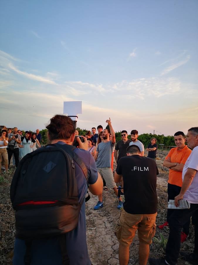 El cocinero Ricard Camarena participó este martes en la recuperación de la tradicional quema de los restos de la cosecha de la alcachofa en la huerta de Albalat dels Sorells. La 'Nit de la terra' fue la celebración del matrimonio entre el campo y la cocina.