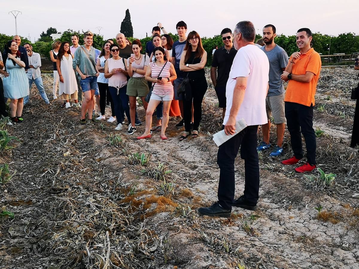 El cocinero Ricard Camarena participó este martes en la recuperación de la tradicional quema de los restos de la cosecha de la alcachofa en la huerta de Albalat dels Sorells. La 'Nit de la terra' fue la celebración del matrimonio entre el campo y la cocina.