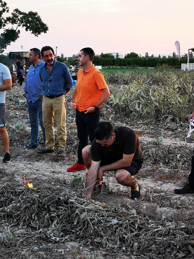 El cocinero Ricard Camarena participó este martes en la recuperación de la tradicional quema de los restos de la cosecha de la alcachofa en la huerta de Albalat dels Sorells. La 'Nit de la terra' fue la celebración del matrimonio entre el campo y la cocina.