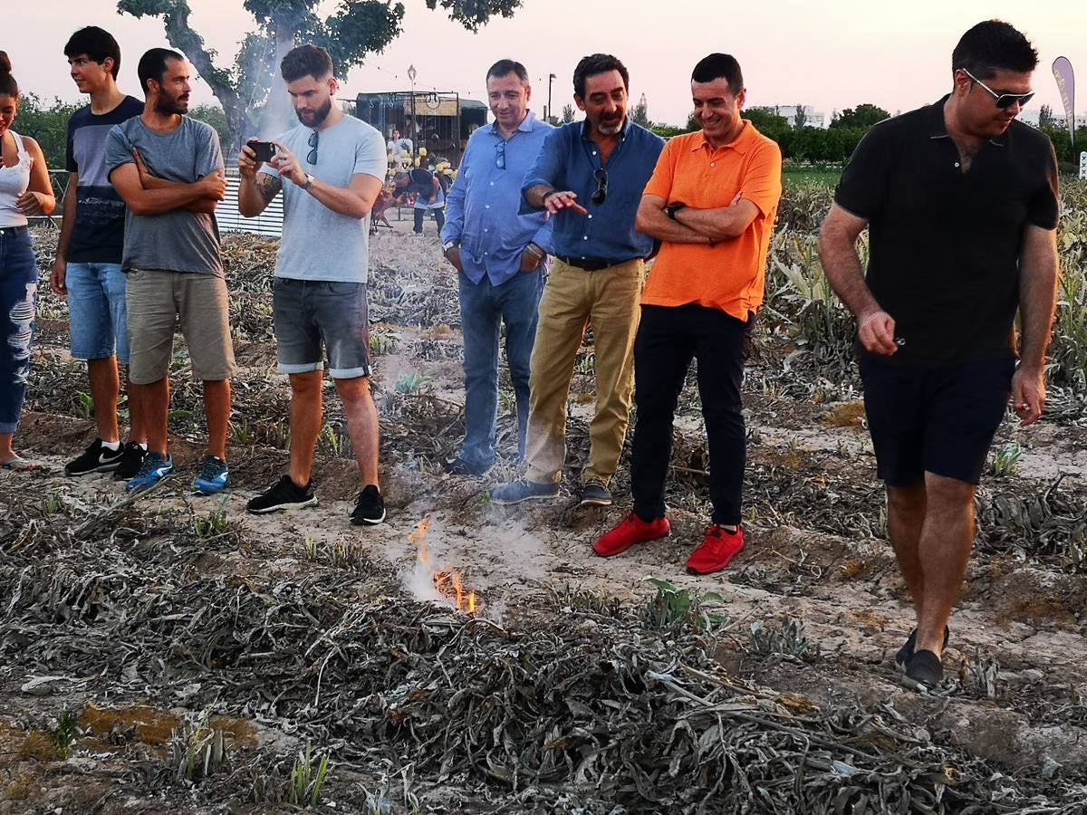 El cocinero Ricard Camarena participó este martes en la recuperación de la tradicional quema de los restos de la cosecha de la alcachofa en la huerta de Albalat dels Sorells. La 'Nit de la terra' fue la celebración del matrimonio entre el campo y la cocina.