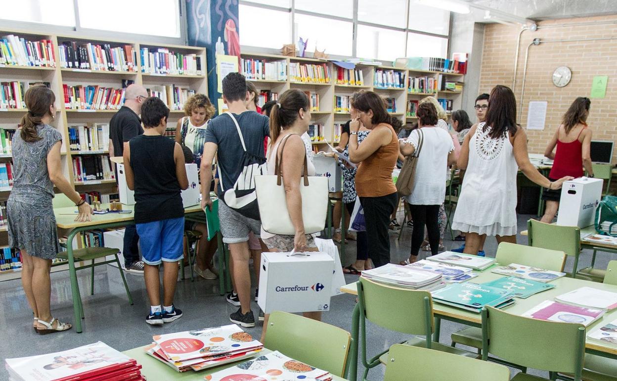 Reparto de libros incluidos en Xarxallibres en un instituto alicantino. 