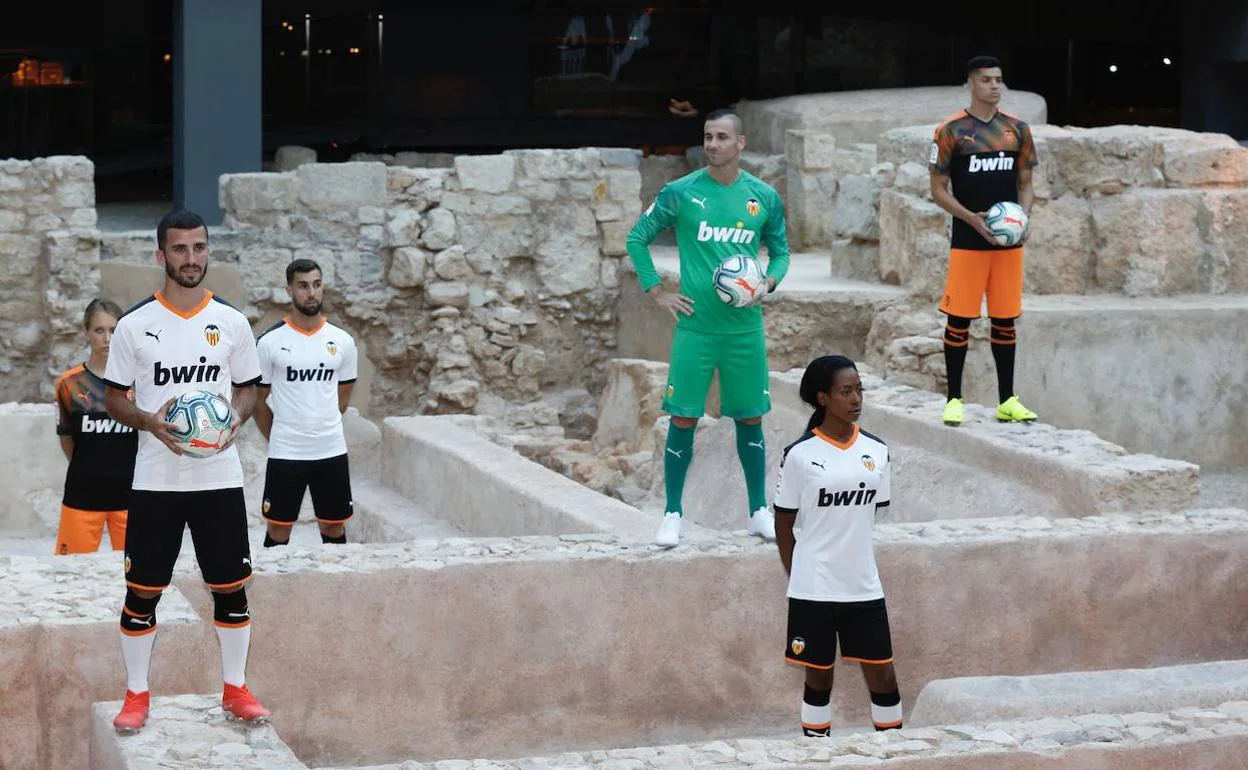 Gayà y Jaume fueron los jugadores del primer equipo en la presentación.