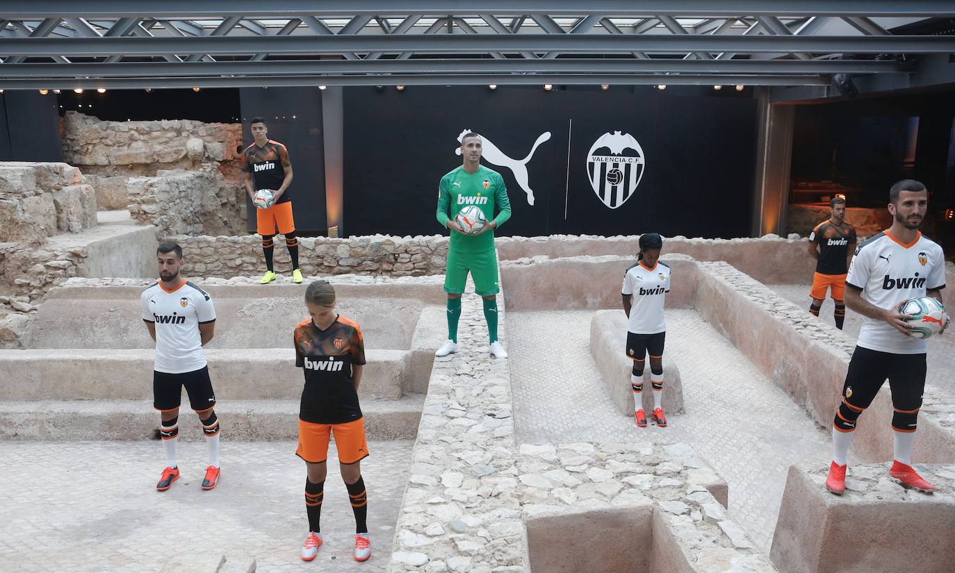 Fotos: Equipación del Valencia CF para la temporada de 2019-2020