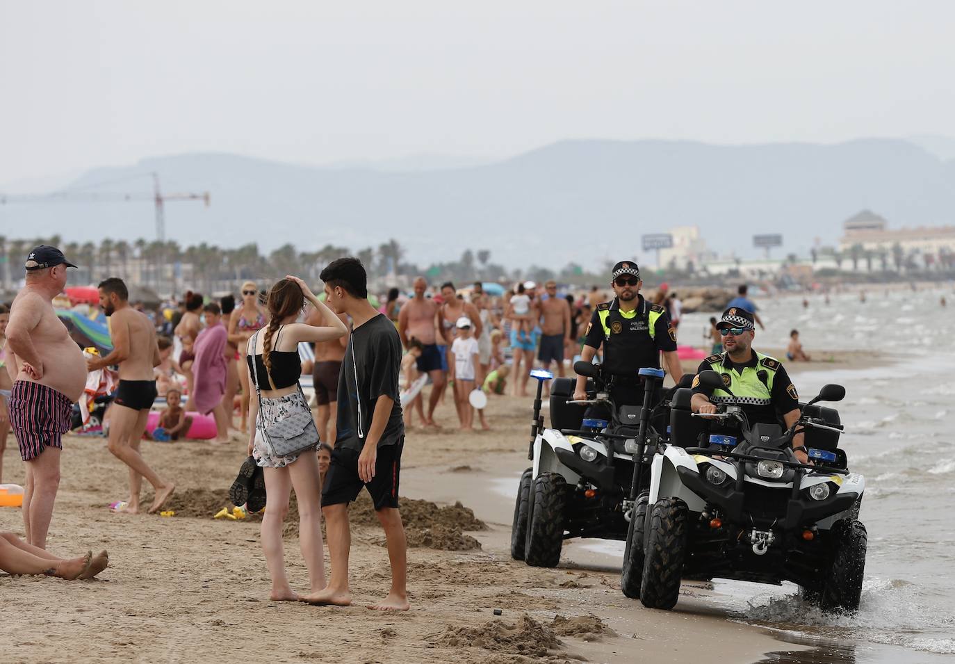 Fotos: Cerradas las playas de la Malvarrosa y la Devesa por bacterias fecales