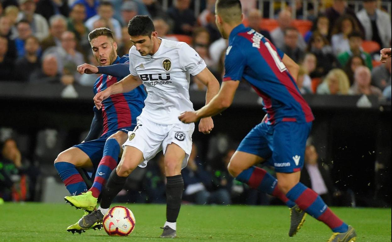 Guedes defiende el balón en el derbi. 