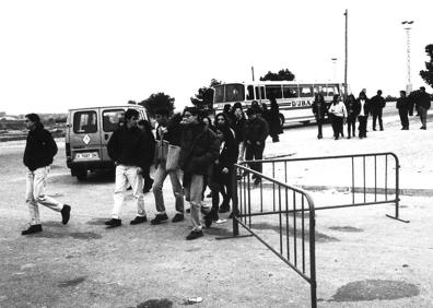 Imagen secundaria 1 - 1. Colas para llegar a las discotecas. 2. Miles de personas acudían en autobús. 3. La ruta 'destroy' se convirtió en un movimiento que trascendió lo musical.