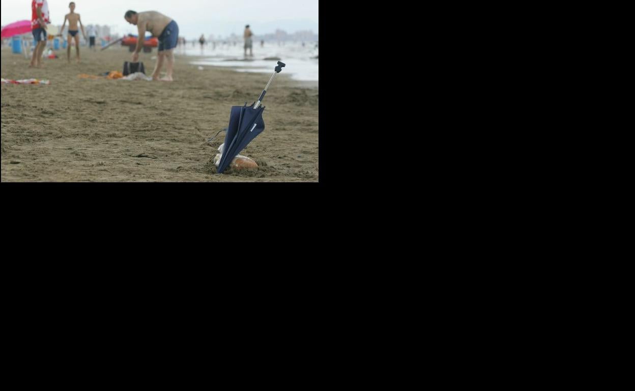 Tormenta de verano en la playa de la Malvarrosa de Valencia.