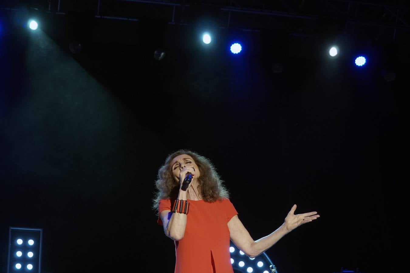Fotos: Ana Belén encandila Valencia en la Feria de Julio
