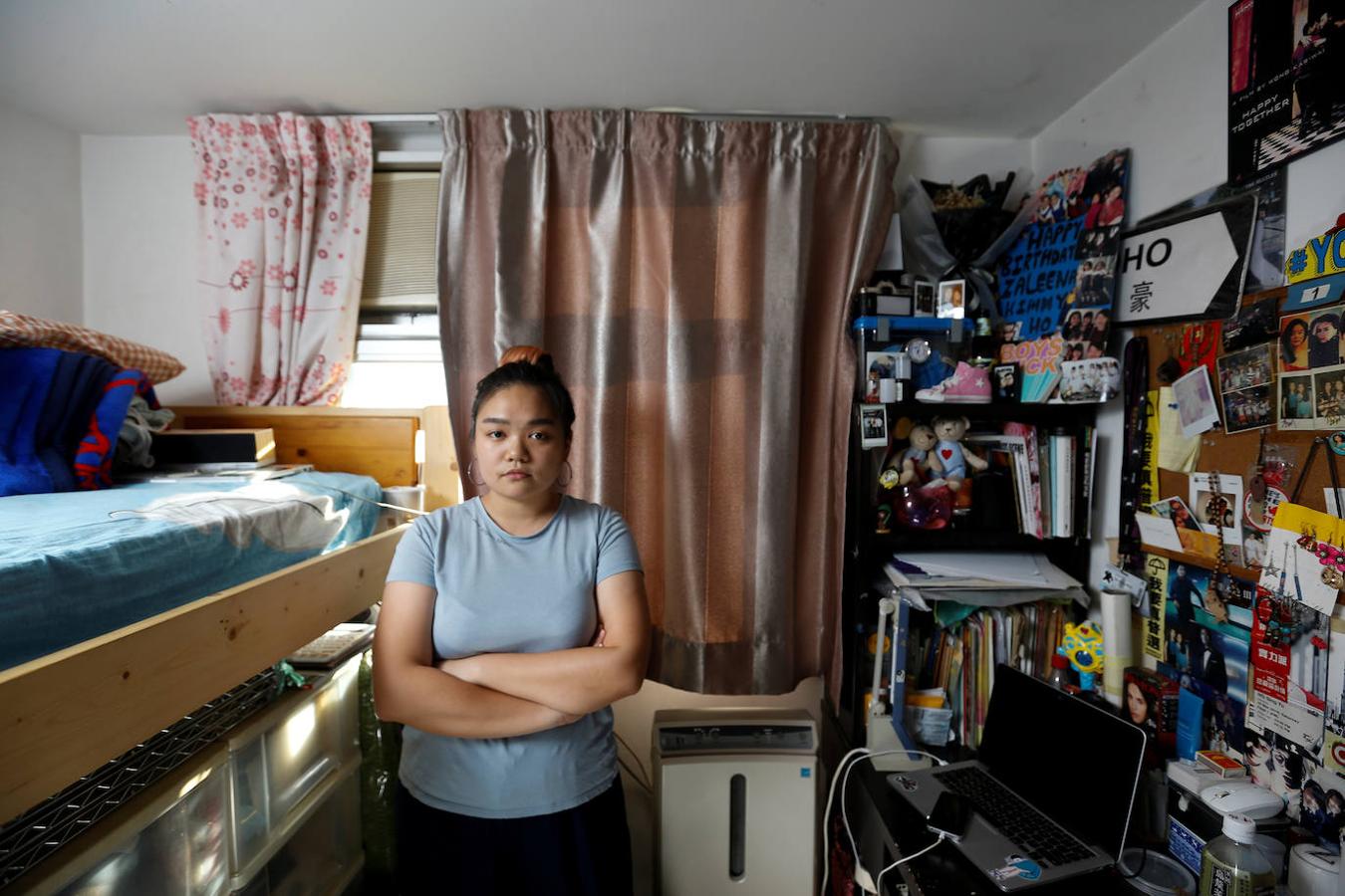 Zaleena Ho, de 22 años, es graduada en estudios de cine y vive con sus padres. En la imagen, posa en su habitación de 7 metros cuadrados. "La ciudad está empeorando políticamente. La mayoría de los jóvenes estamos haciendo todo lo posible para mantener lo que hemos ganado. Tengo un pasaporte de los EE.UU. Solo puedo irme, pero espero que podamos cambiar algo. Si las cosas se ponen muy mal tendré que huir", confiesa. 