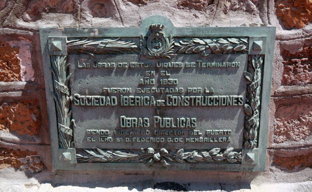 Placa conmemorativa del fin de las obras de los antiguos diques del puerto, en el Muelle de Levante, junto al viejo faro.
