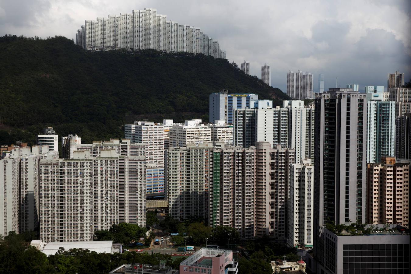 Los jóvenes de Hong Kong han liderado violentas protestas en contra de una propuesta de ley de extradición que ha sacudido la ciudad y ha irritado a Pekín. Todo se produce a raíz de la preocupación por lo que muchas personas consideran una "inexorable erosión" de las libertades civiles y de la autonomía de la ciudad por parte de Pekín, que se niega a otorgar la plena democracia a la excolonia británica. Muchos de los jóvenes que habitan esta ciudad, una de las más densamente pobladas y caras del mundo, están enfurecidos por el alto coste de la vida y la sensación de que una casa propia es sólo un sueño. A continuación, las declaraciones de 11 jóvenes, desde sus pequeñas habitaciones en casa de sus padres, sobre sus preocupaciones políticas y sus frustraciones sobre la vida en la ciudad.