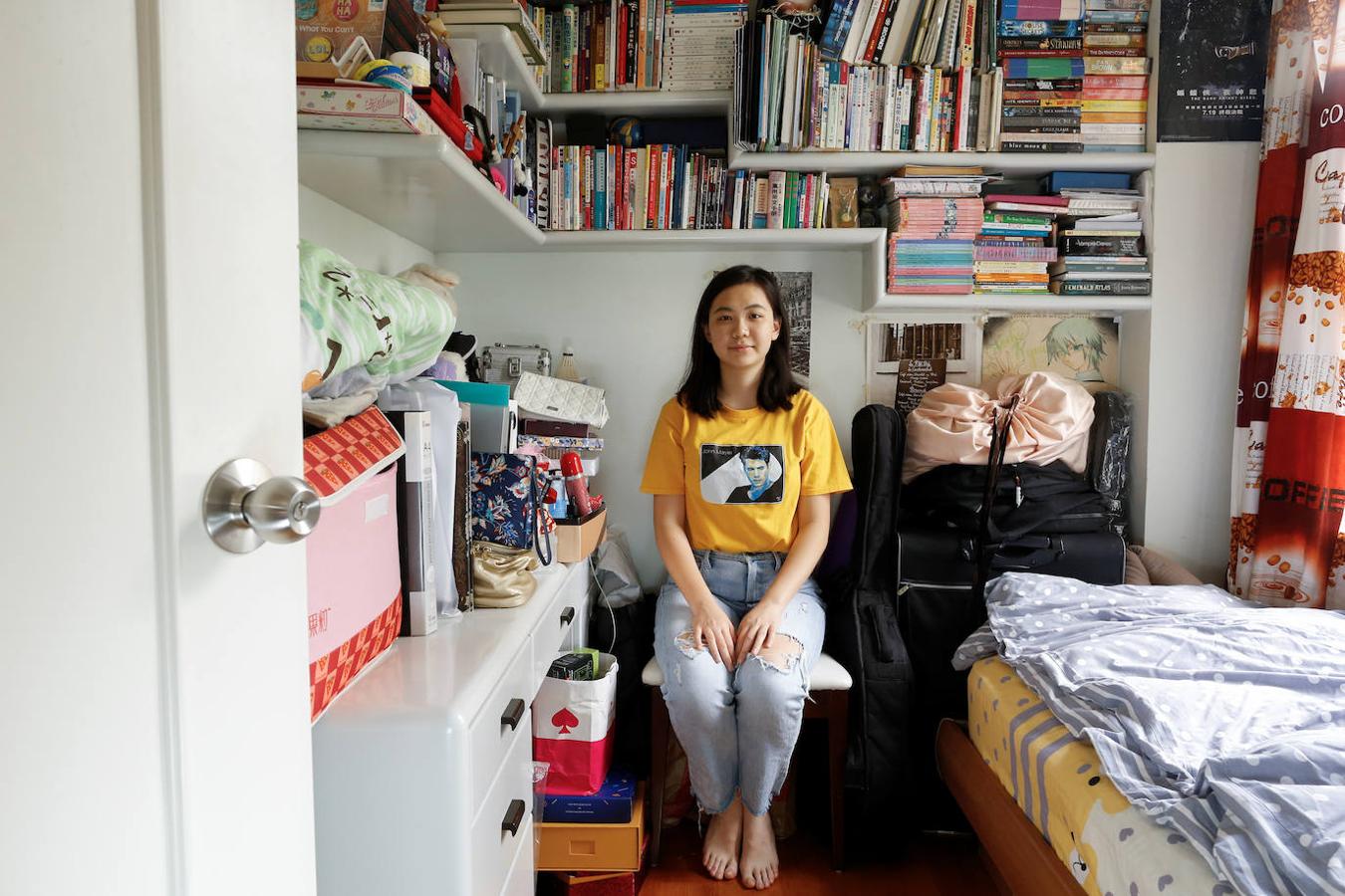 La estudiante de derecho Ruby Leung, de 22 años, vive con su madre y una asistente del hogar. Posa en su habitación de 7 metros cuadrados. 