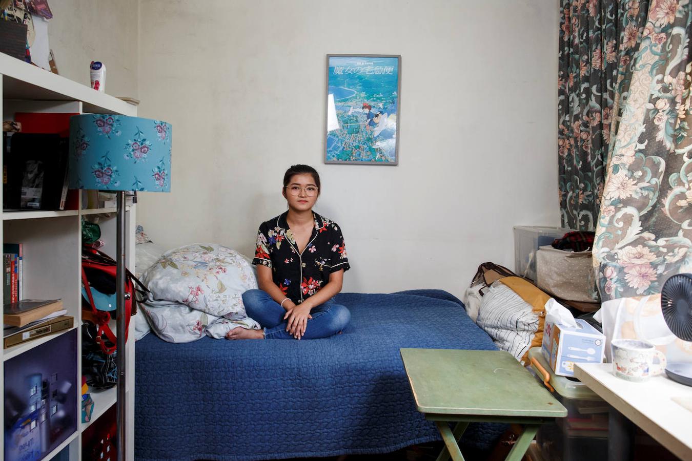 Maisy Mok tiene 22 años y es estudiante de periodismo internacional. Su habitación mide 9 metros cuadrados. Vive con su padre, que duerme en un sofá porque el apartamento es demasiado pequeño. 