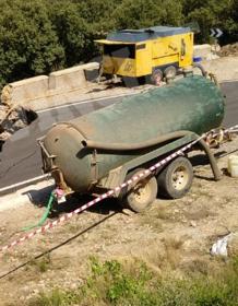 Imagen secundaria 2 - Dos obreros mueren al caer su grúa por 40 metros tras ceder una ladera