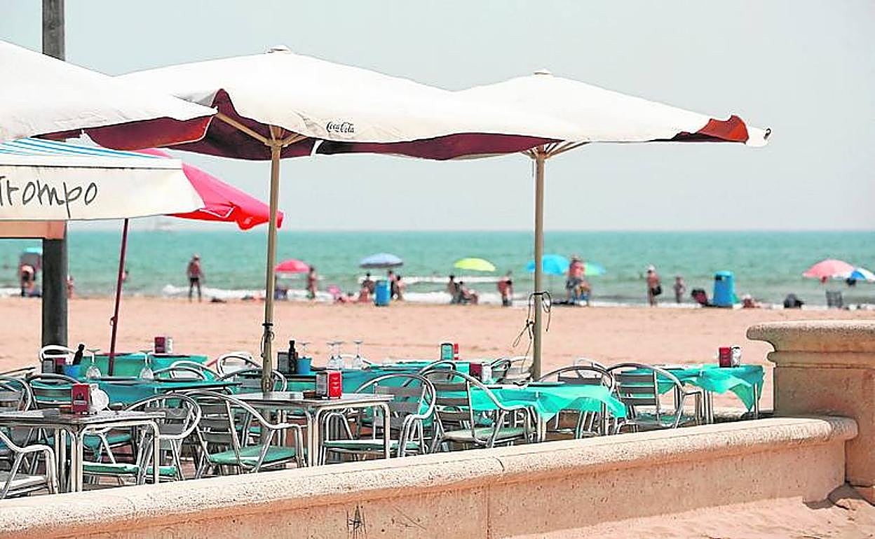 Terrazas del paseo de la Malvarrosa, ayer, vacías.