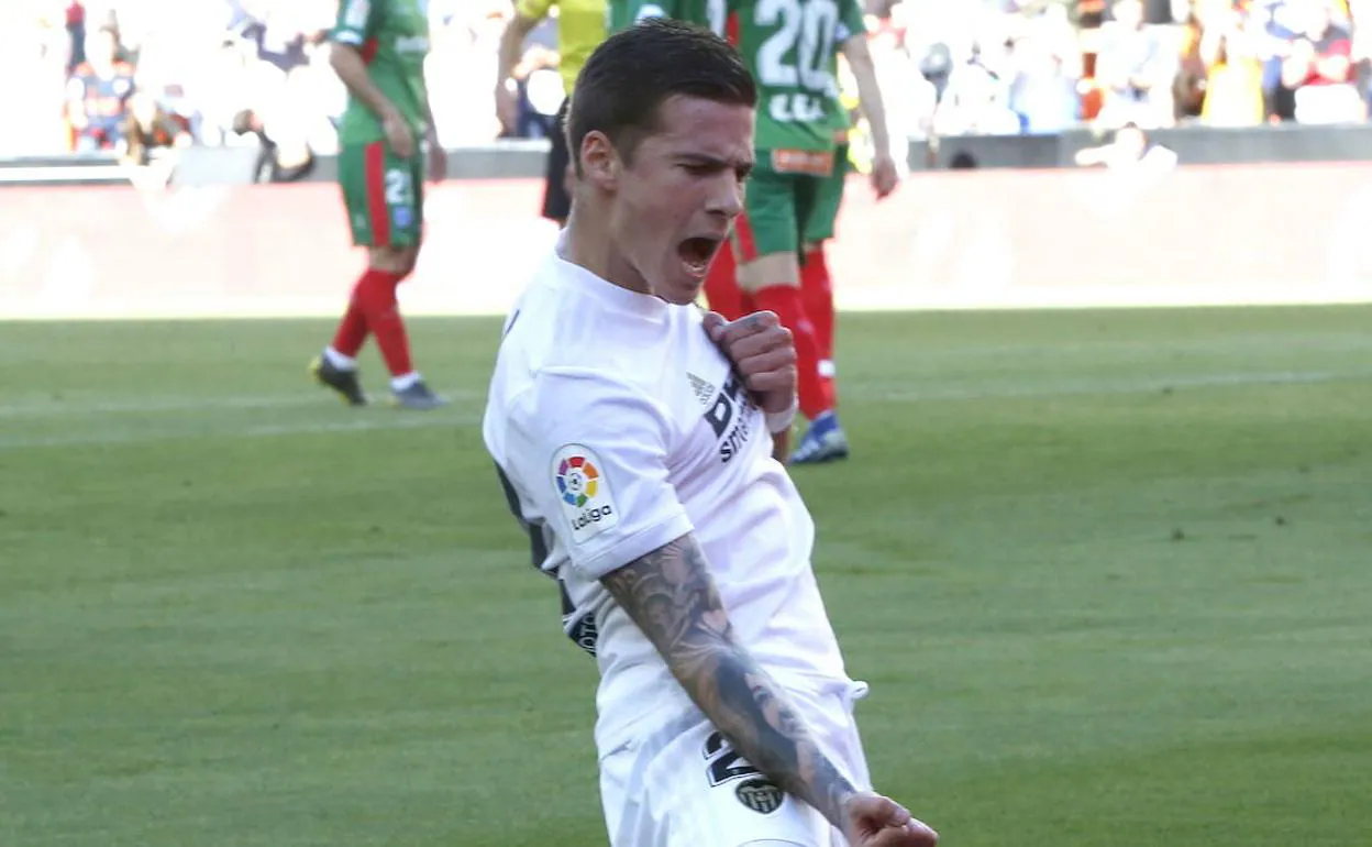 Santi Mina celebrando un gol.