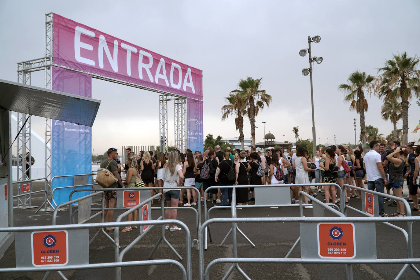 Miles de valencianos se han citado este sábado en La Marina con los dj y artistas «que hicieron bailar a miles de personas en las míticas discotecas de la década de los noventa». El festival y la fiesta '90s Homenaje a la Ruta' reúne a músicos como Nacho Fernández, Xtm, Damae, DJ Sylvan, Ian Masterson, Jerry Daley, Nacho Division, New Limit, Newton, Sabrina Salerno, Tina Cousins, XTM feat Annia, Arturo Roger, Coqui Selection, DJ Espinete, Edu DJ Veneno, Jesús Brisa, José Coll, Jose Conca, Kike Jaén, Los Gemelos, Miguel Monforte, Mónica X, Nacho Ortiz, Pau Thomas, Raúl Platero, Vicente Buitrón, Nacho Fernández, Vicente Ferrer y Víctor Pérez. 