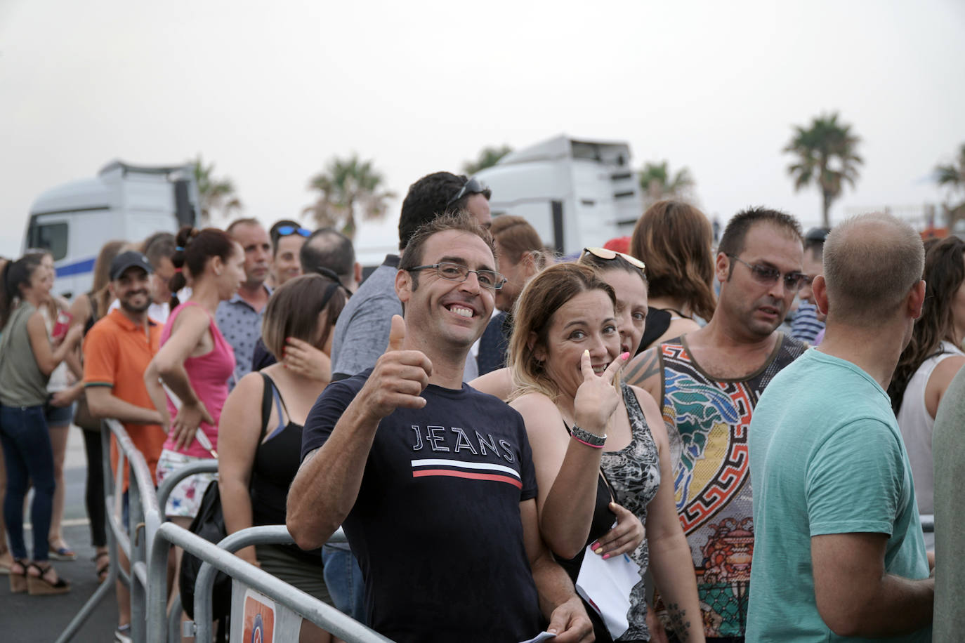 Miles de valencianos se han citado este sábado en La Marina con los dj y artistas «que hicieron bailar a miles de personas en las míticas discotecas de la década de los noventa». El festival y la fiesta '90s Homenaje a la Ruta' reúne a músicos como Nacho Fernández, Xtm, Damae, DJ Sylvan, Ian Masterson, Jerry Daley, Nacho Division, New Limit, Newton, Sabrina Salerno, Tina Cousins, XTM feat Annia, Arturo Roger, Coqui Selection, DJ Espinete, Edu DJ Veneno, Jesús Brisa, José Coll, Jose Conca, Kike Jaén, Los Gemelos, Miguel Monforte, Mónica X, Nacho Ortiz, Pau Thomas, Raúl Platero, Vicente Buitrón, Nacho Fernández, Vicente Ferrer y Víctor Pérez. 