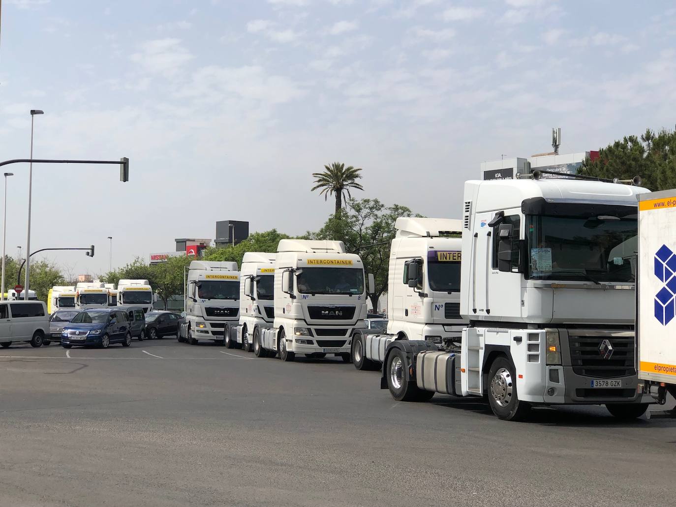 Una caravana con más de 400 vehículos, en su mayoría camiones, ha circulado este sábado, por las calles de Valencia en procesión para ser bendecidos en el Puerto, con motivo de la festividad de San Cristóbal, patrón de los transportistas. Los transportistas han hecho sonar sus bocinas por las calles y avenidas por las que han circulado.