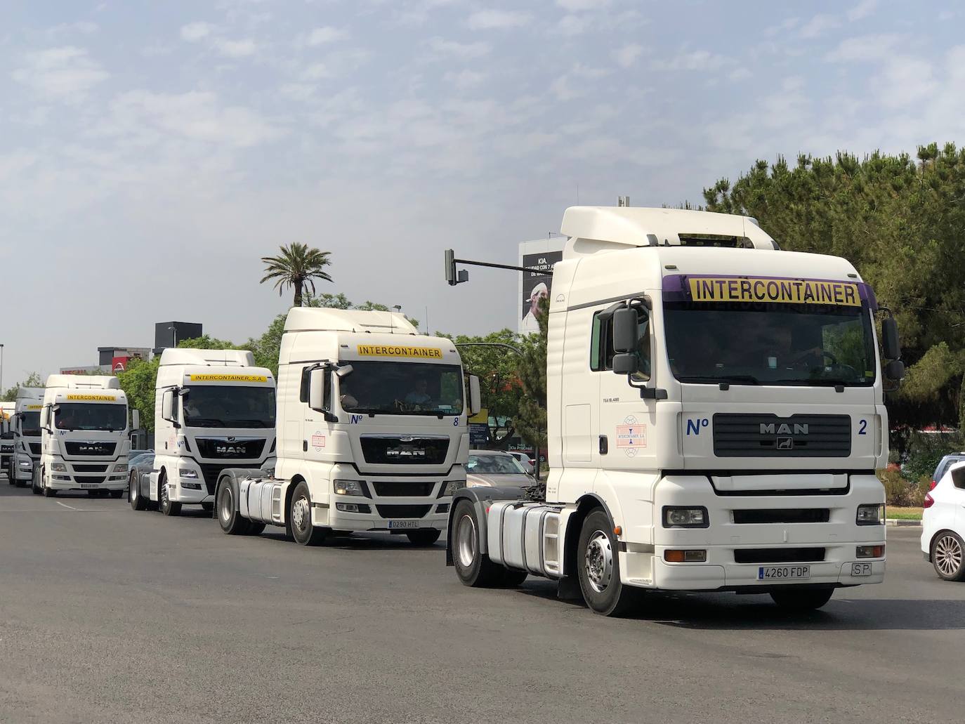 Una caravana con más de 400 vehículos, en su mayoría camiones, ha circulado este sábado, por las calles de Valencia en procesión para ser bendecidos en el Puerto, con motivo de la festividad de San Cristóbal, patrón de los transportistas. Los transportistas han hecho sonar sus bocinas por las calles y avenidas por las que han circulado.
