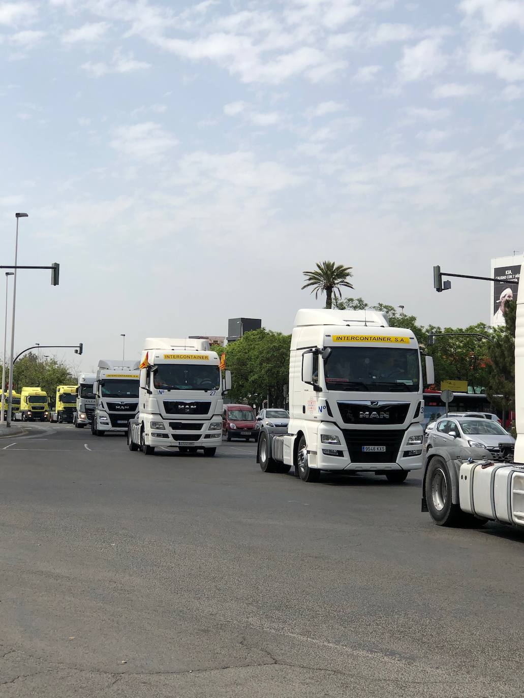 Una caravana con más de 400 vehículos, en su mayoría camiones, ha circulado este sábado, por las calles de Valencia en procesión para ser bendecidos en el Puerto, con motivo de la festividad de San Cristóbal, patrón de los transportistas. Los transportistas han hecho sonar sus bocinas por las calles y avenidas por las que han circulado.