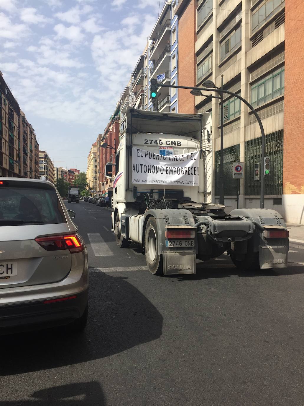 Una caravana con más de 400 vehículos, en su mayoría camiones, ha circulado este sábado, por las calles de Valencia en procesión para ser bendecidos en el Puerto, con motivo de la festividad de San Cristóbal, patrón de los transportistas. Los transportistas han hecho sonar sus bocinas por las calles y avenidas por las que han circulado.